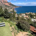 Apartman Boheme With Seaview & Private Garden, Antheor *