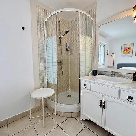 Daire Boheme With Seaview & Private Garden, Antheor *