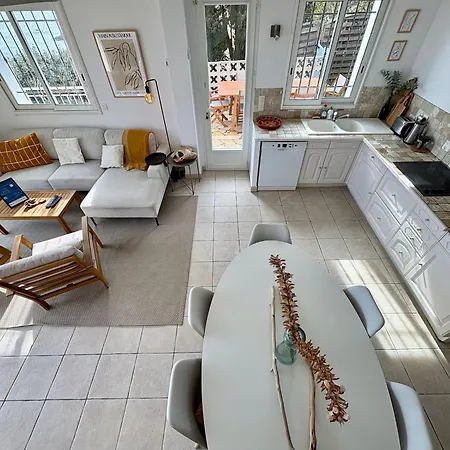 Boheme With Seaview & Private Garden, Antheor Apartmán