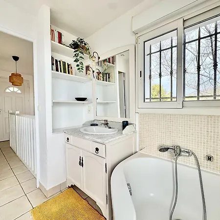 Boheme With Seaview & Private Garden, Antheor Apartmán